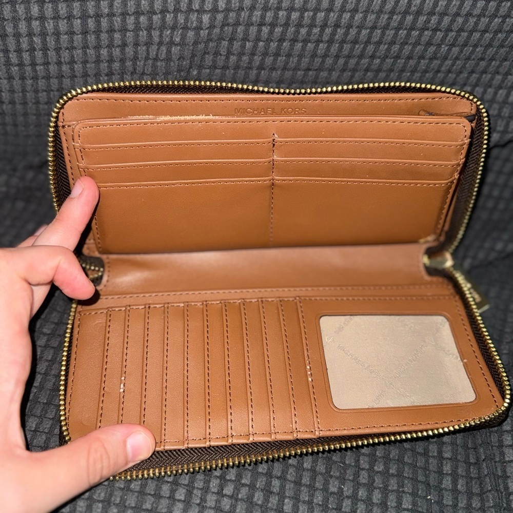 MICHAEL KORS
Jet Set Travel Large Logo Quarter-Zip Wallet🩵 - Picture 3 of 7